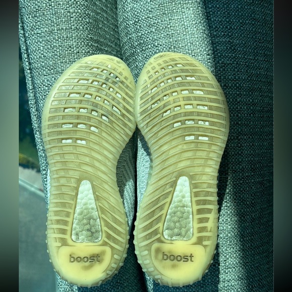 2 pair of Yeezy Boost 350 V2 - Picture 7 of 16